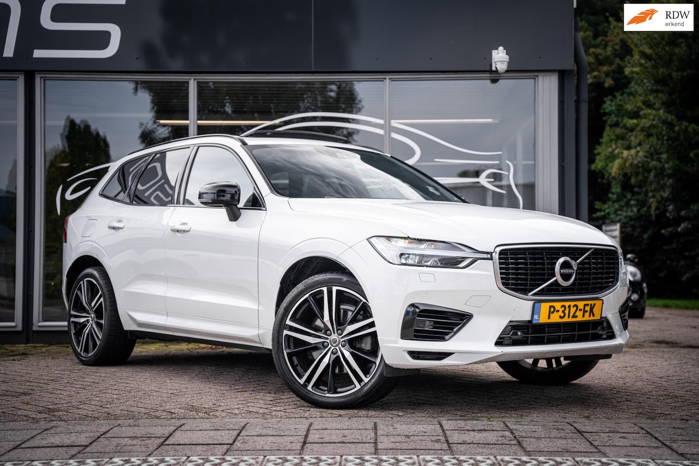 Volvo XC60 - 2.0 Recharge T8 AWD Inscription |Trekh|Pano|R-Design|Harman/Kardon|Memory|ACC|Cam|Apple Ca - AutoWereld.nl