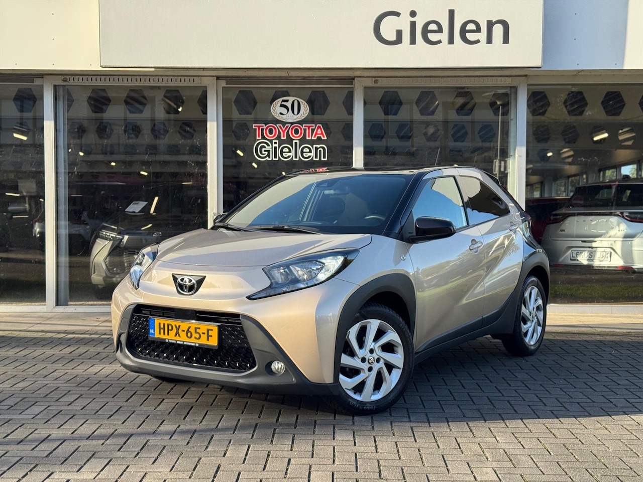 Toyota Aygo X - 1.0 VVT-i Automaat Pulse Bi-Tone | Trekhaak, Lichtmetalen velgen, Privacy glass, Parkeerca - AutoWereld.nl