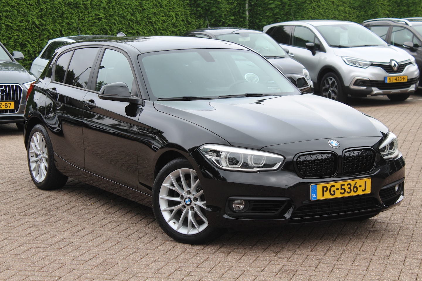 BMW 1-serie - 120i Executive / Navigatie / Parkeerhulp achter / Cruise Control / 17'' - AutoWereld.nl