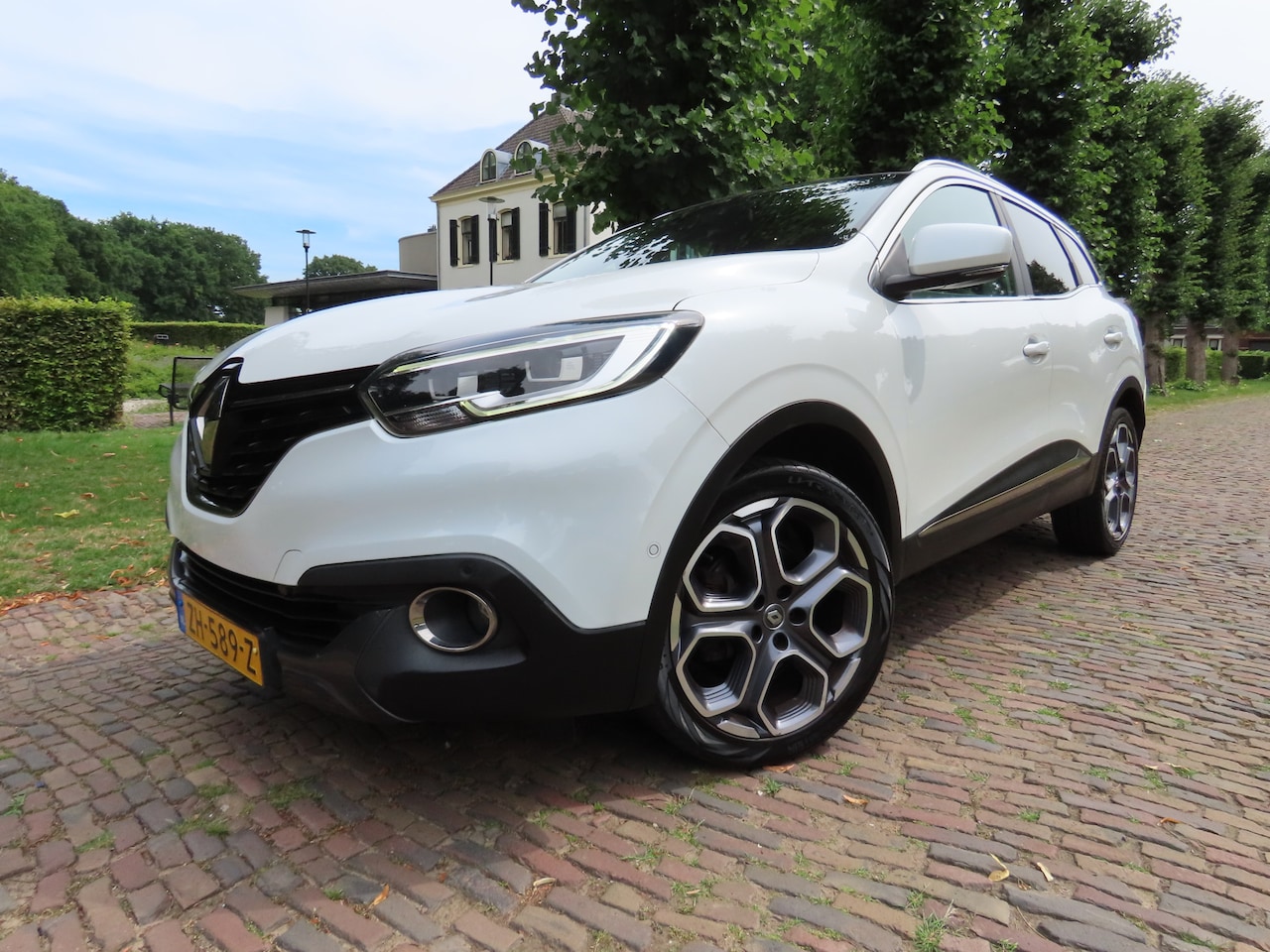 Renault Kadjar - 1.2 TCe Bose Ecc Cruisecontrol Leer/Stof Keyless entry Panoramadak Navigatie Lane keep ass - AutoWereld.nl
