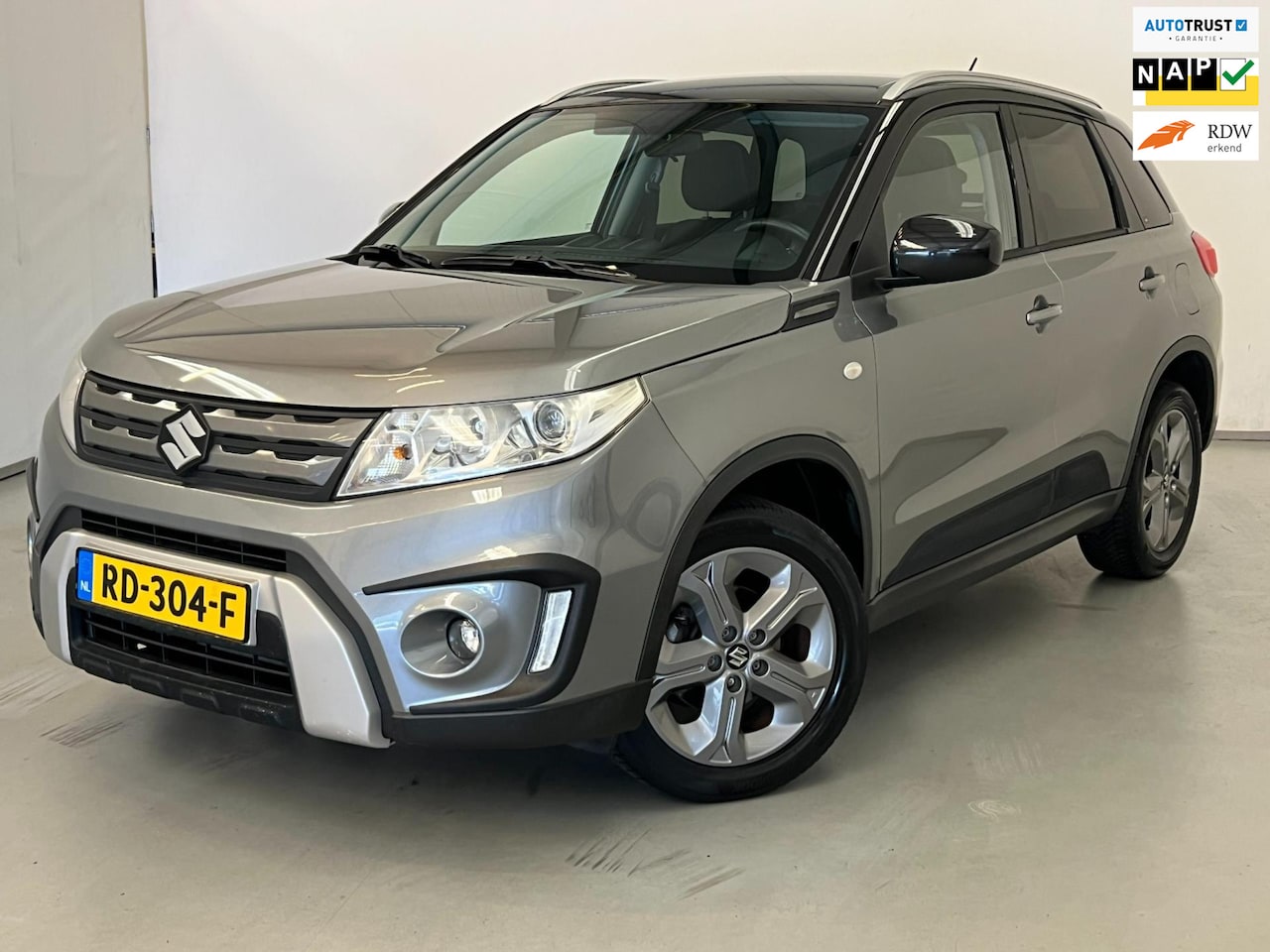 Suzuki Vitara - 1.6 Exclusive / NL-auto / Navi / Trekhaak / Stoelverwarming - AutoWereld.nl