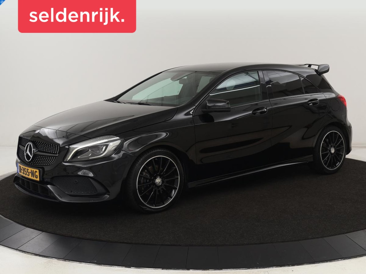 Mercedes-Benz A-klasse - 180 AMG Night | Stoelverwarming | Leder/Alcantara | Sfeerverlichting | Navigatie | Park As - AutoWereld.nl