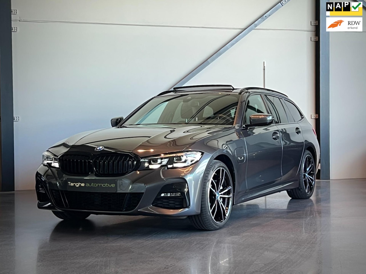 BMW 3-serie Touring - 330e M-Sport, Panoramadak, 19" LM, BTW Auto, Apple Car Play - AutoWereld.nl