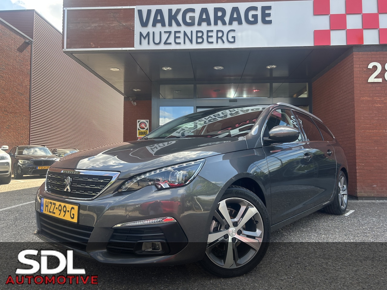 Peugeot 308 SW - 1.2 PureTech Blue Lease Allure // NAVI // CAMERA // CRUISE // CLIMA // TREKHAAK!! - AutoWereld.nl