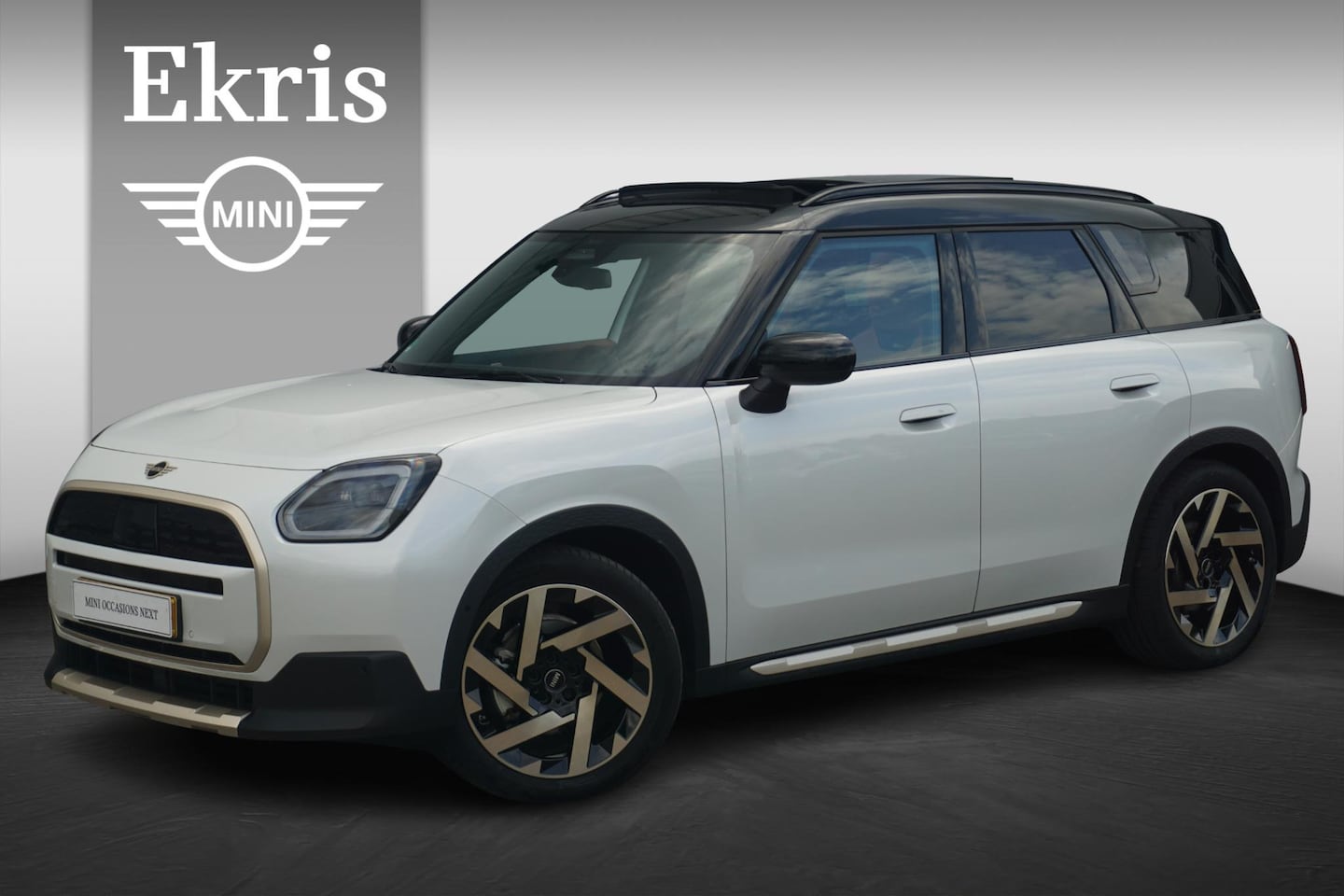 MINI Countryman - Mini E Favoured | Pano dak / Keyless entry / Head up Display / Leer / Apple carplay - AutoWereld.nl
