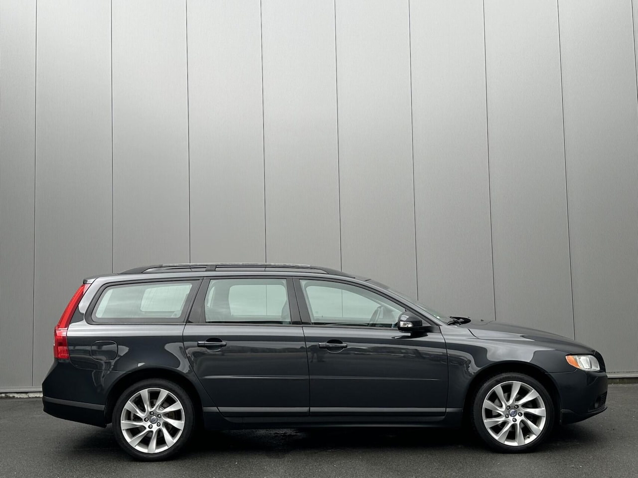 Volvo V70 - 2.4D Summum|Trekhaak|Dealer onderhouden|Leder| - AutoWereld.nl