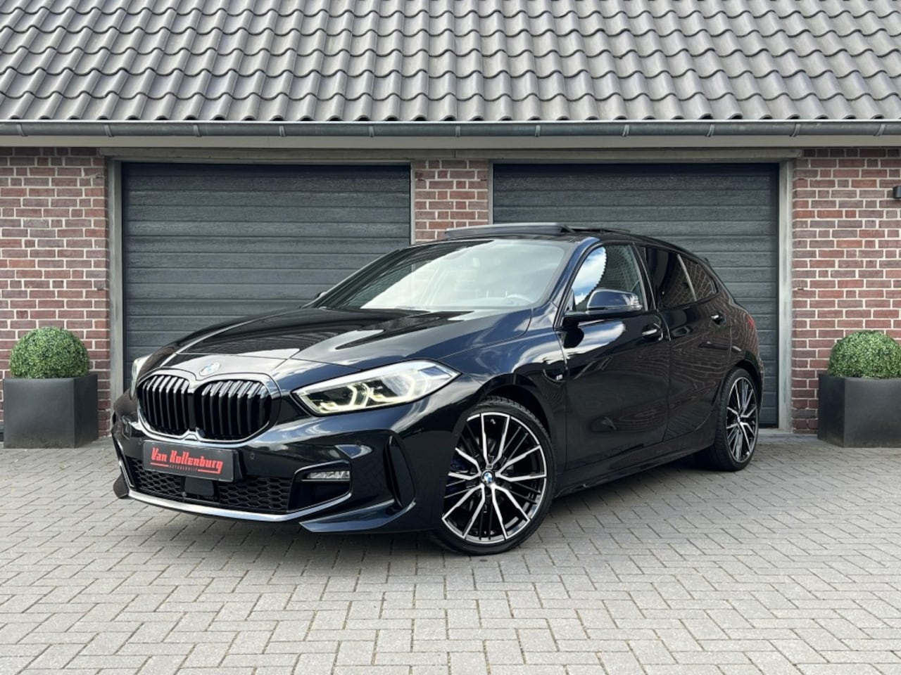 BMW 1-serie - 118I High Exe M-Sport Pano Sfeer Zwart optiek ACC - AutoWereld.nl