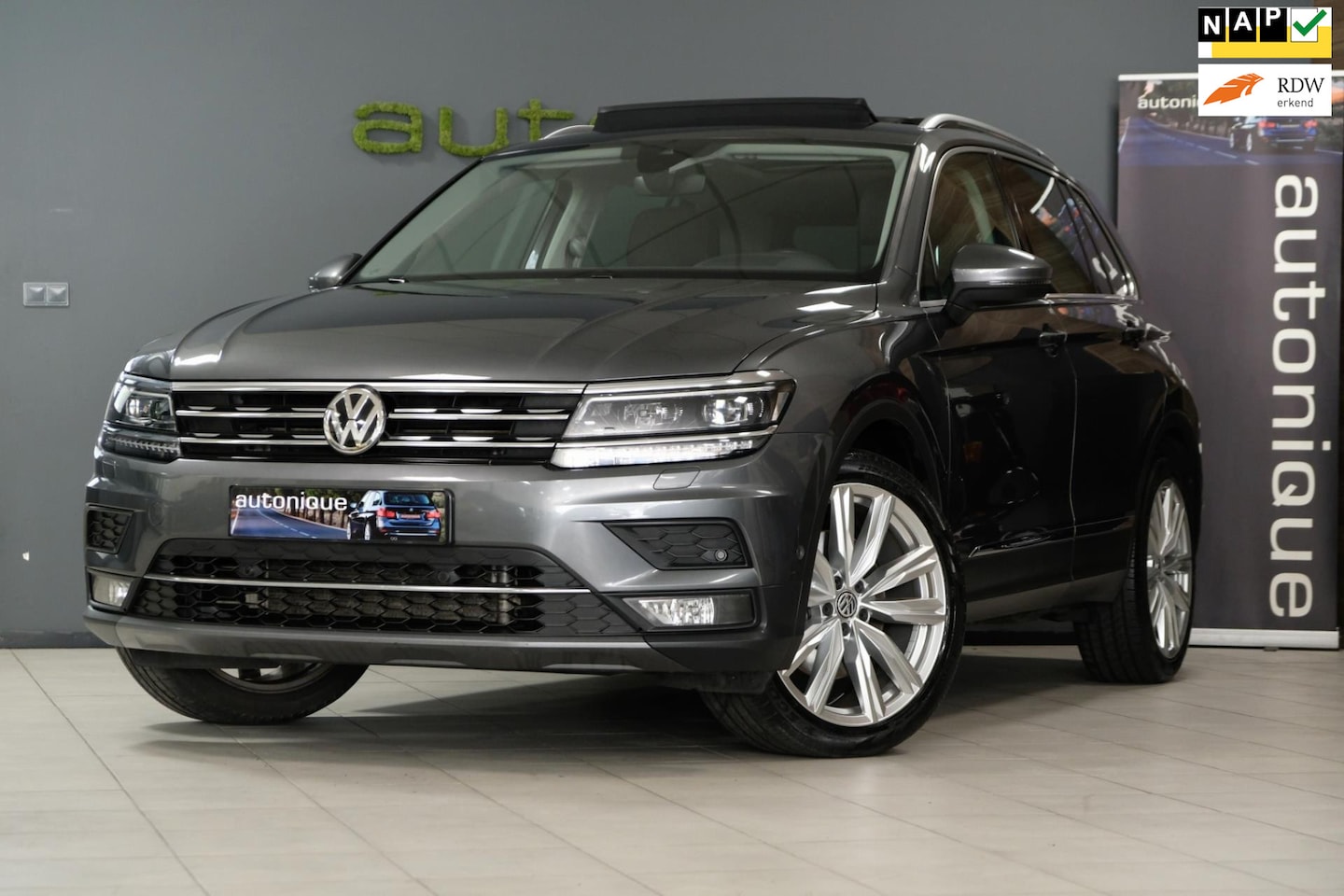 Volkswagen Tiguan - 2.0 TSI 4Motion Highline *PANORAMADAK* 180pk Camera/Navi/Head-up Display '20 Inch Velgen - AutoWereld.nl