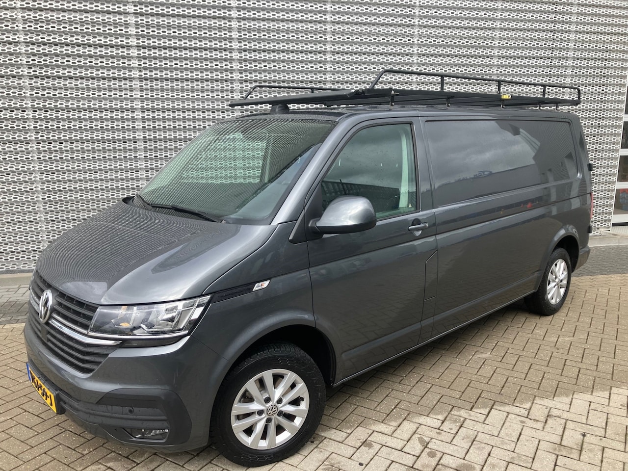 Volkswagen Transporter - 2.0 TDI 150PK DSG L2H1 28 Highline - AutoWereld.nl