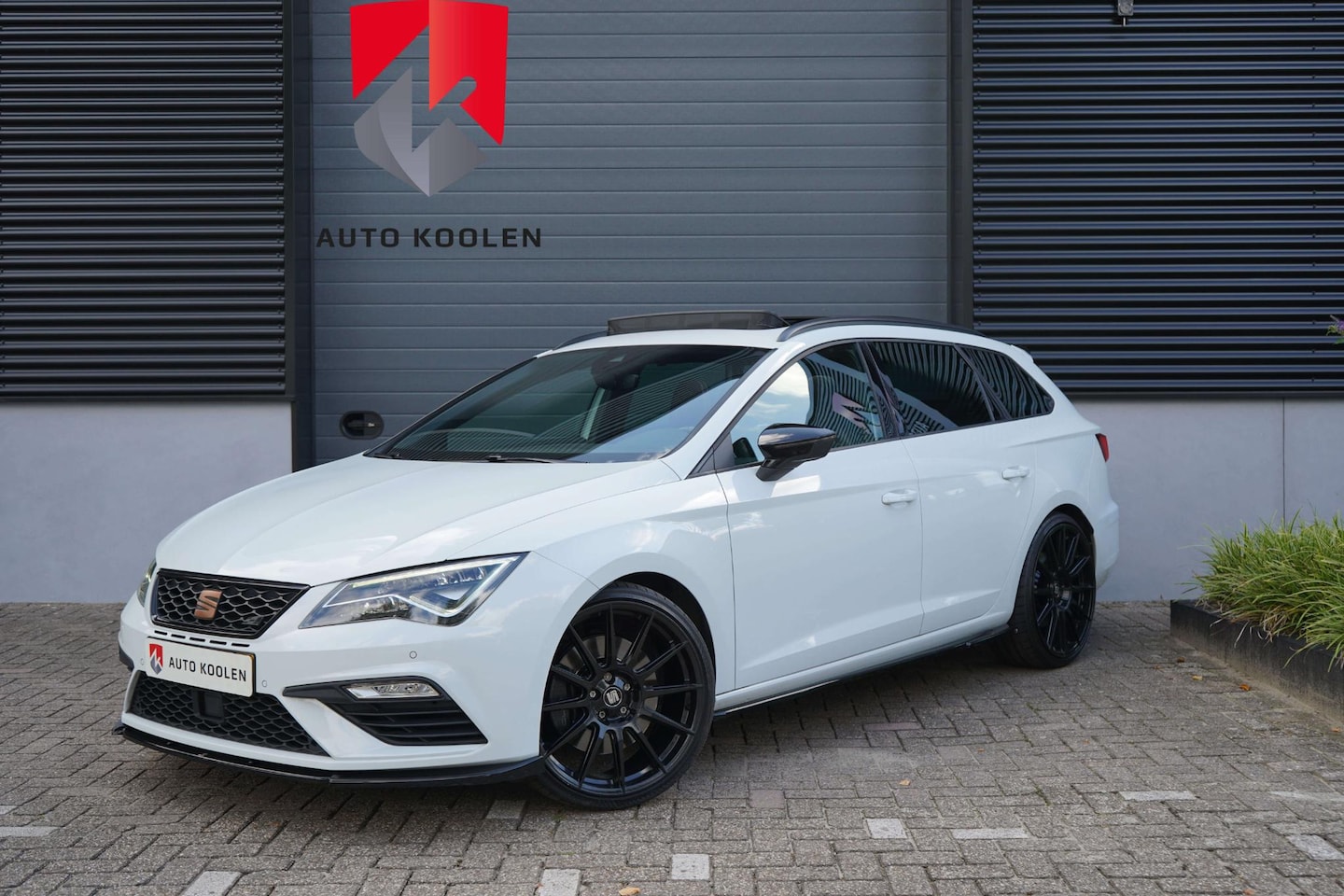 SEAT Leon - 2.0 TSI CUPRA 300 4-drive Pano/Schaal/Virtual/Maxton/Keyless/LED/Carplay - AutoWereld.nl