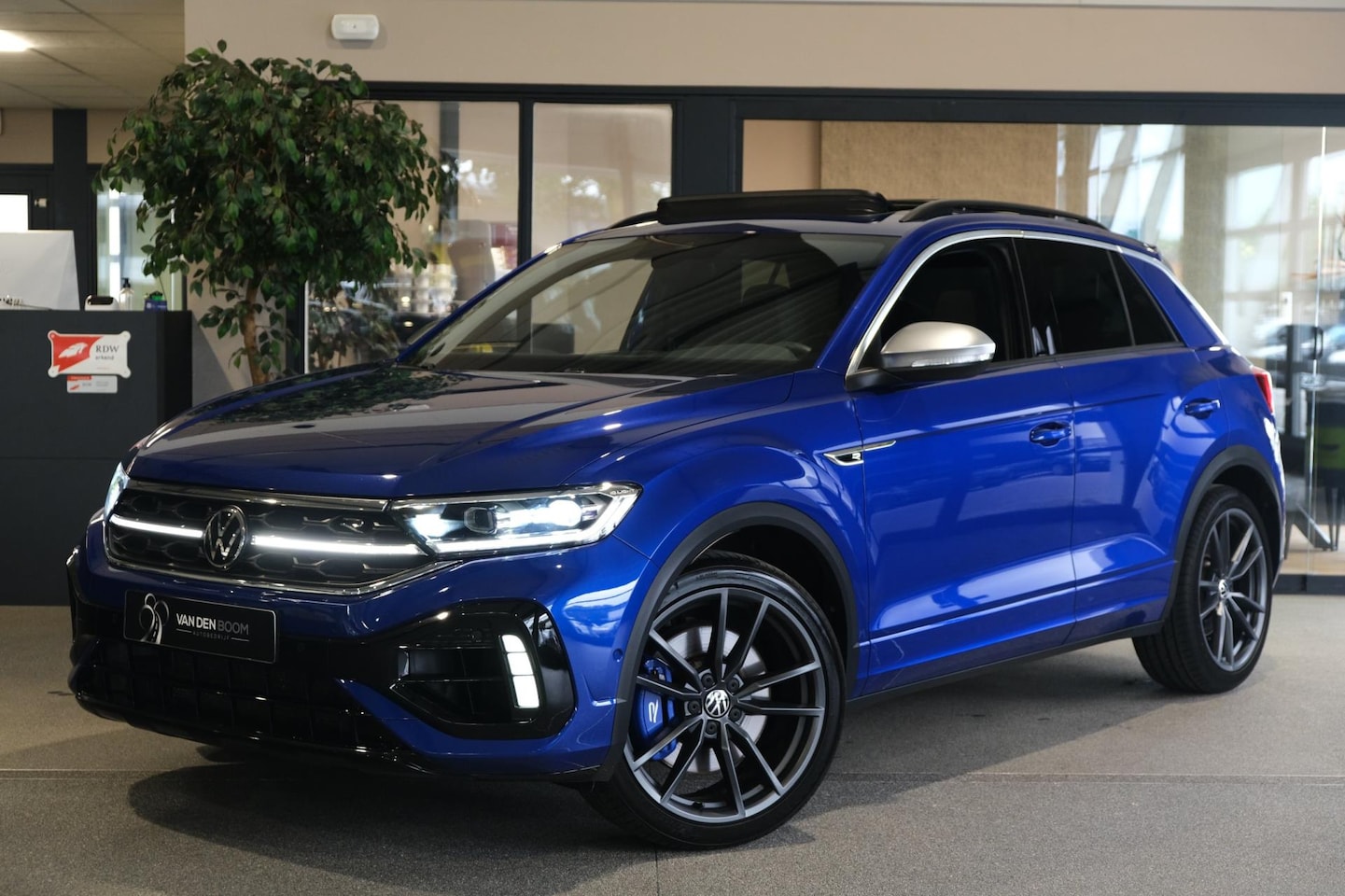 Volkswagen T-Roc - 2.0 TSI 4Motion R 300PK Facelift Akra Pano Trekhaak Cam Navi IQ - AutoWereld.nl