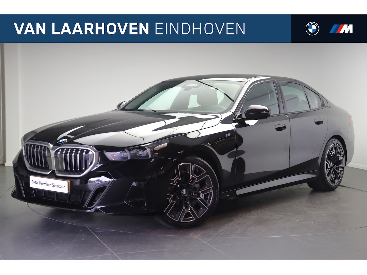 BMW 5-serie - 520d M Sport Automaat / Panoramadak / Trekhaak / Comfort Access / Adaptieve LED / Stoelver - AutoWereld.nl