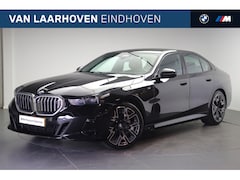 BMW 5-serie - 520d M Sport Automaat / Panoramadak / Trekhaak / Comfort Access / Adaptieve LED / Stoelver