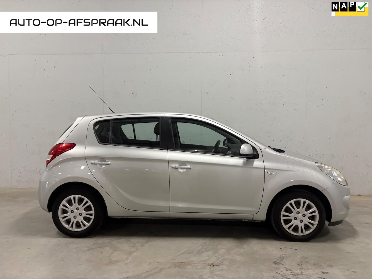 Hyundai i20 - 1.2i DynamicVersion 5drs. Airco APK NAP - AutoWereld.nl