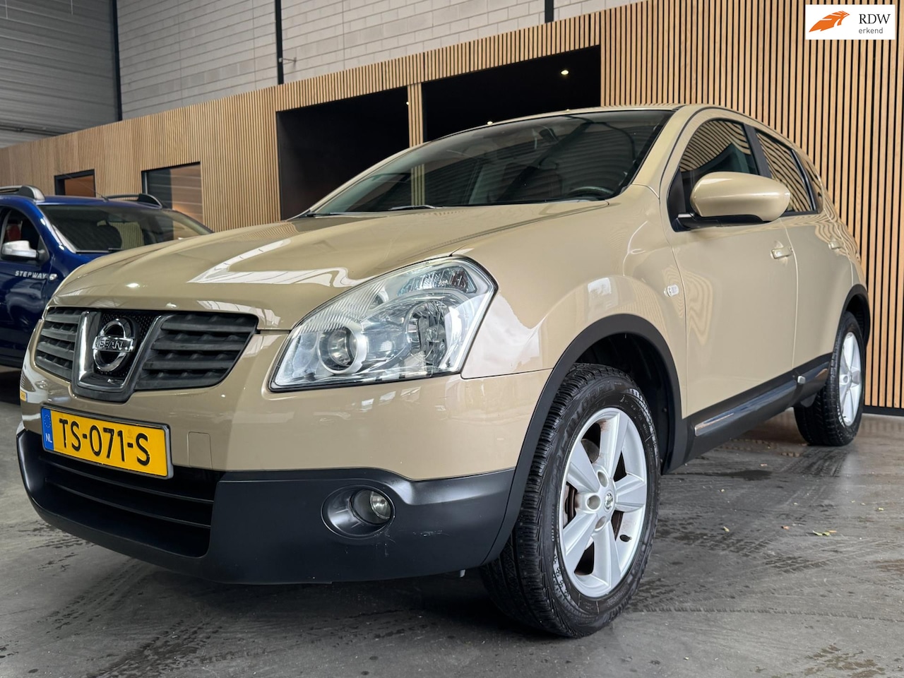 Nissan Qashqai - 2.0 Acenta Pack 4WD Aut. Leer|PDC|Keyless|Airco|APK - AutoWereld.nl