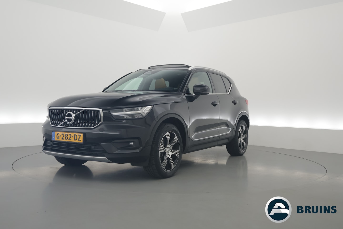 Volvo XC40 - 2.0 T4 Inscription Pano-dak, Trekhaak, H&K Audio |Leer, Adap. cruise | elek + ver. stoelen - AutoWereld.nl