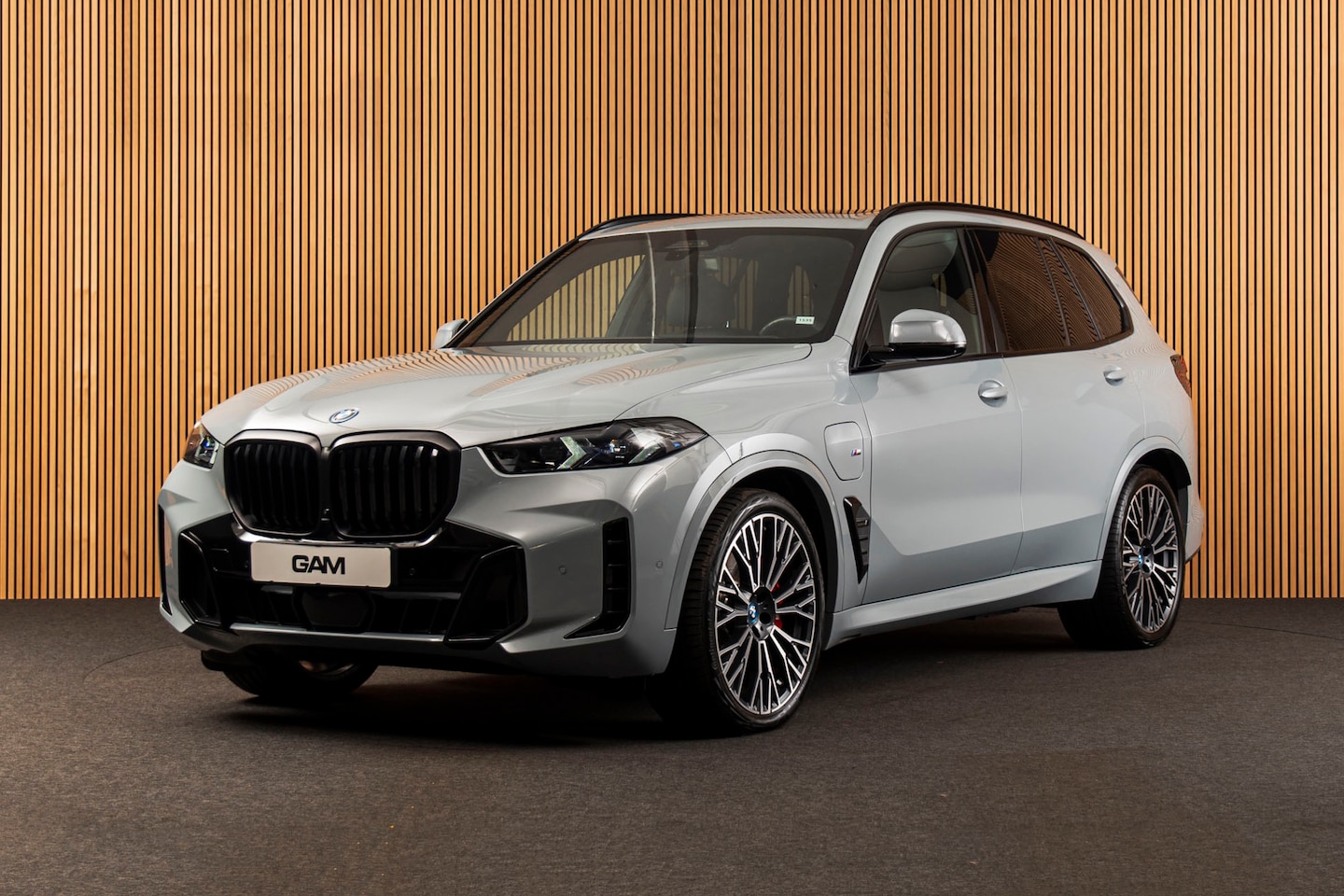 BMW X5 - xDrive50e M-SPORT PRO I MASSAGE I TOWB I 22" I CARBON I PANO - AutoWereld.nl