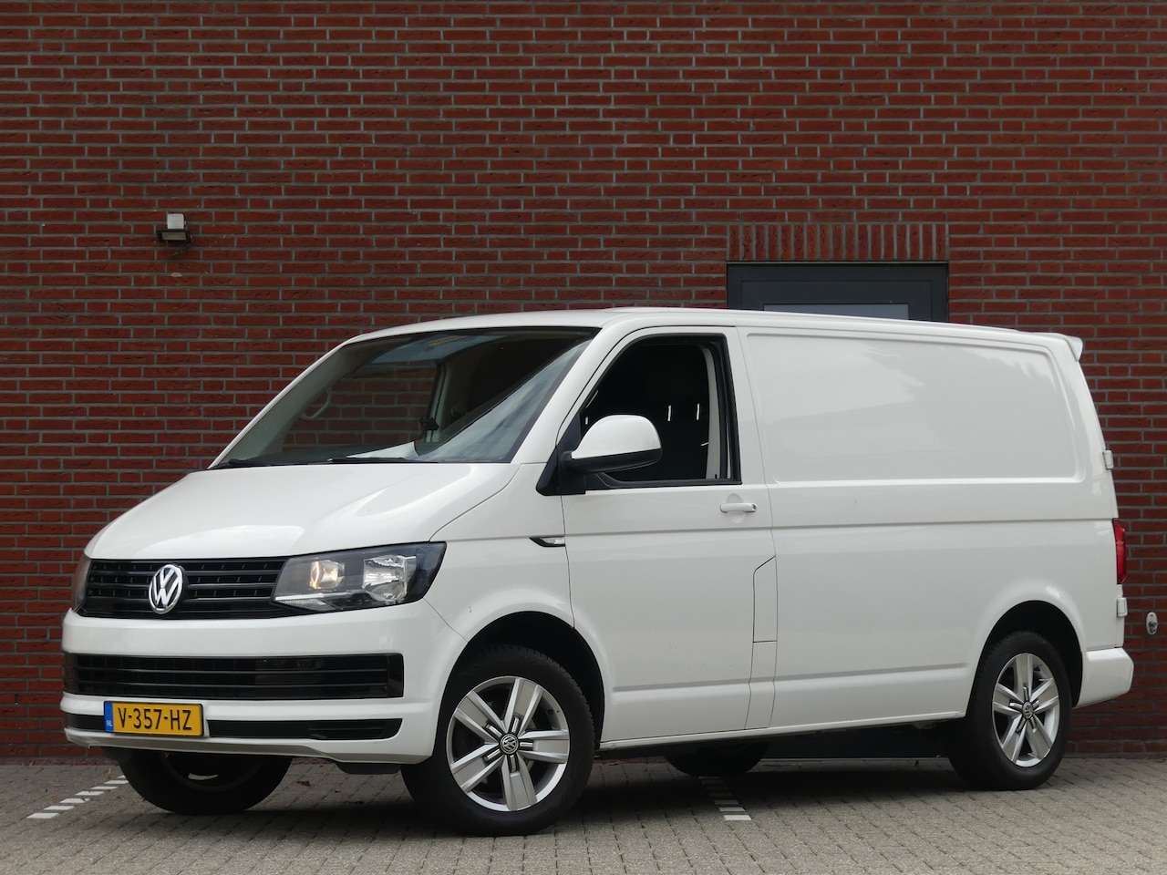 Volkswagen Transporter - 2.0 TDI 150PK Airco/Trekhaak//Cruise control - AutoWereld.nl