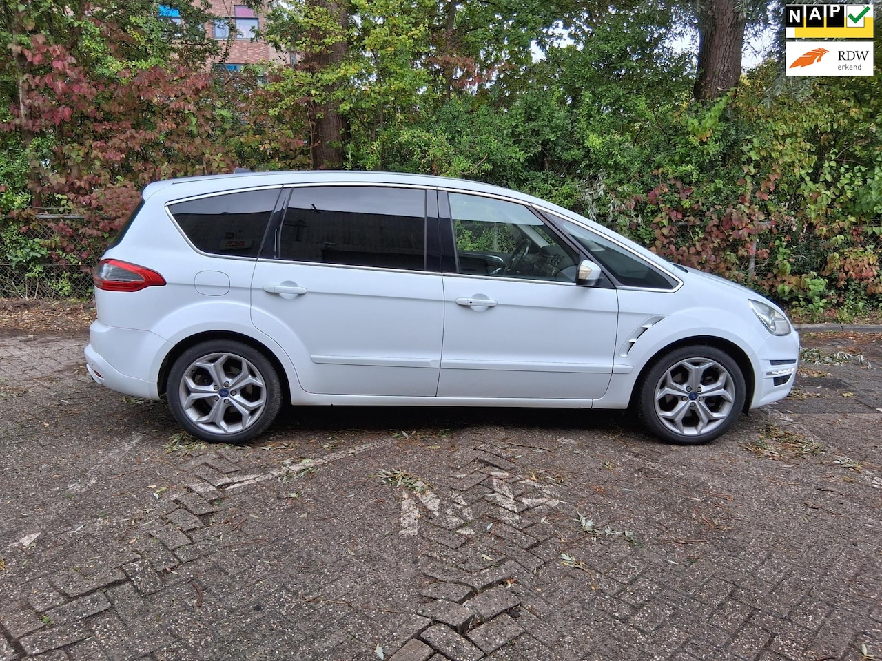 Ford S-Max - 2.0 EcoBoost Titanium lekt olie uit de automaatbak daaom gaat hij in nootloop - AutoWereld.nl