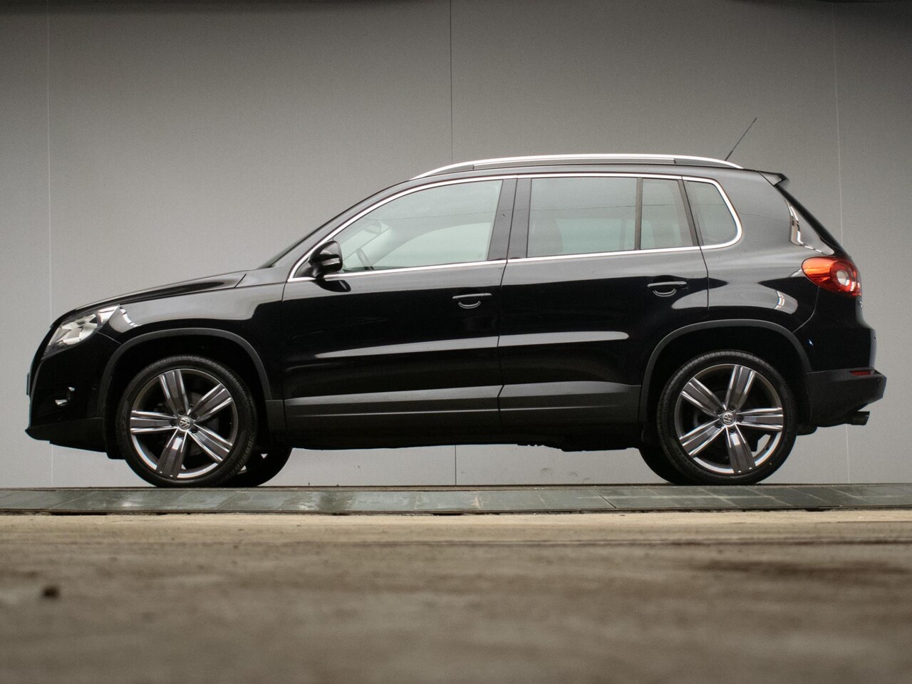 Volkswagen Tiguan - 1.4 TSI Sport&Style Sport (PANORAMADAK,NAVI,CRUISE,CLIMATE,PDC,PARKEERHULP,SPORTSTOELEN,LM - AutoWereld.nl