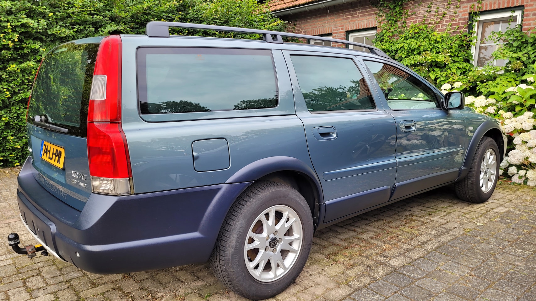 Volvo XC70 - 2.5 T Geartronic Comfort Line Leder, klimaatregeling, trekhaak, benzine Euro4 - AutoWereld.nl