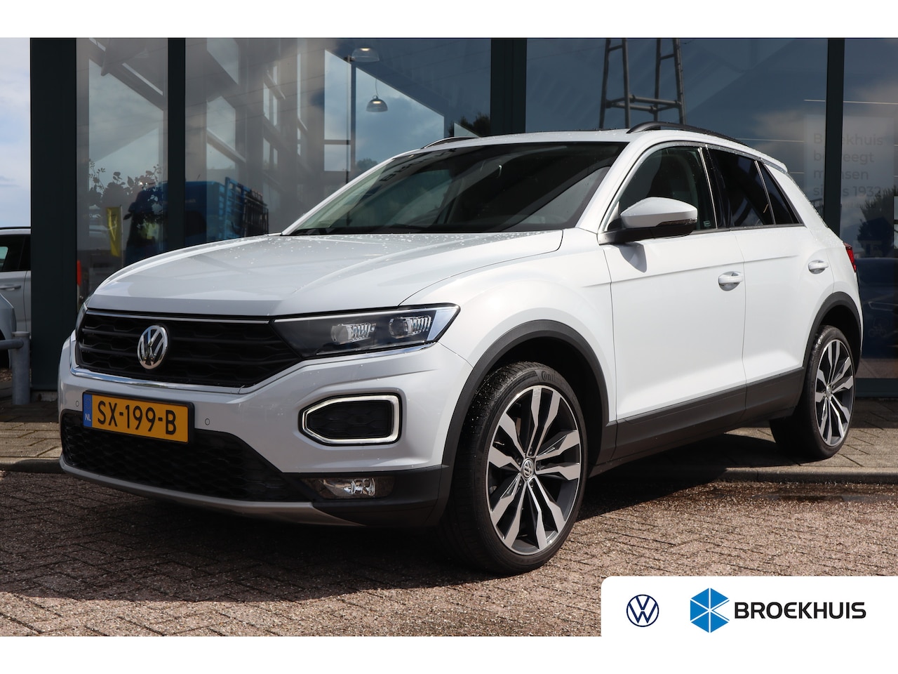 Volkswagen T-Roc - Style 1.5TSI 150PK | 19 Inch Suzuka velgen | Elektrisch glazen panorama-dak | Trekhaak - AutoWereld.nl