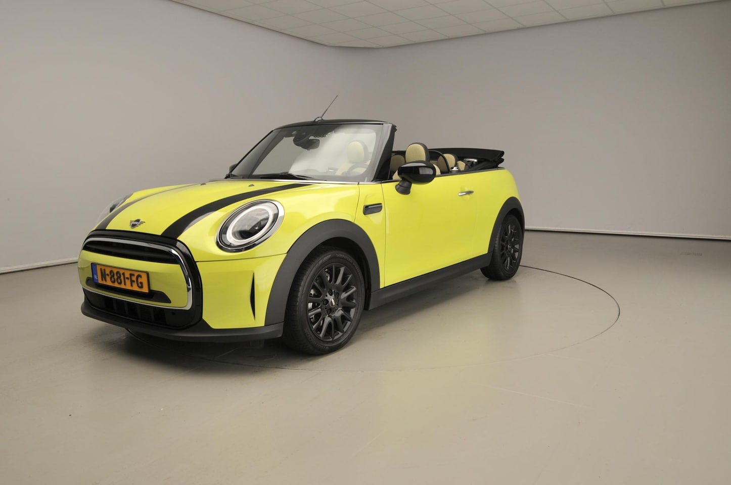 MINI Cabrio - Cooper Automaat / Sportstoelen / Camera / LED / PDC / Cruise / Alu wielen 16 inch - AutoWereld.nl