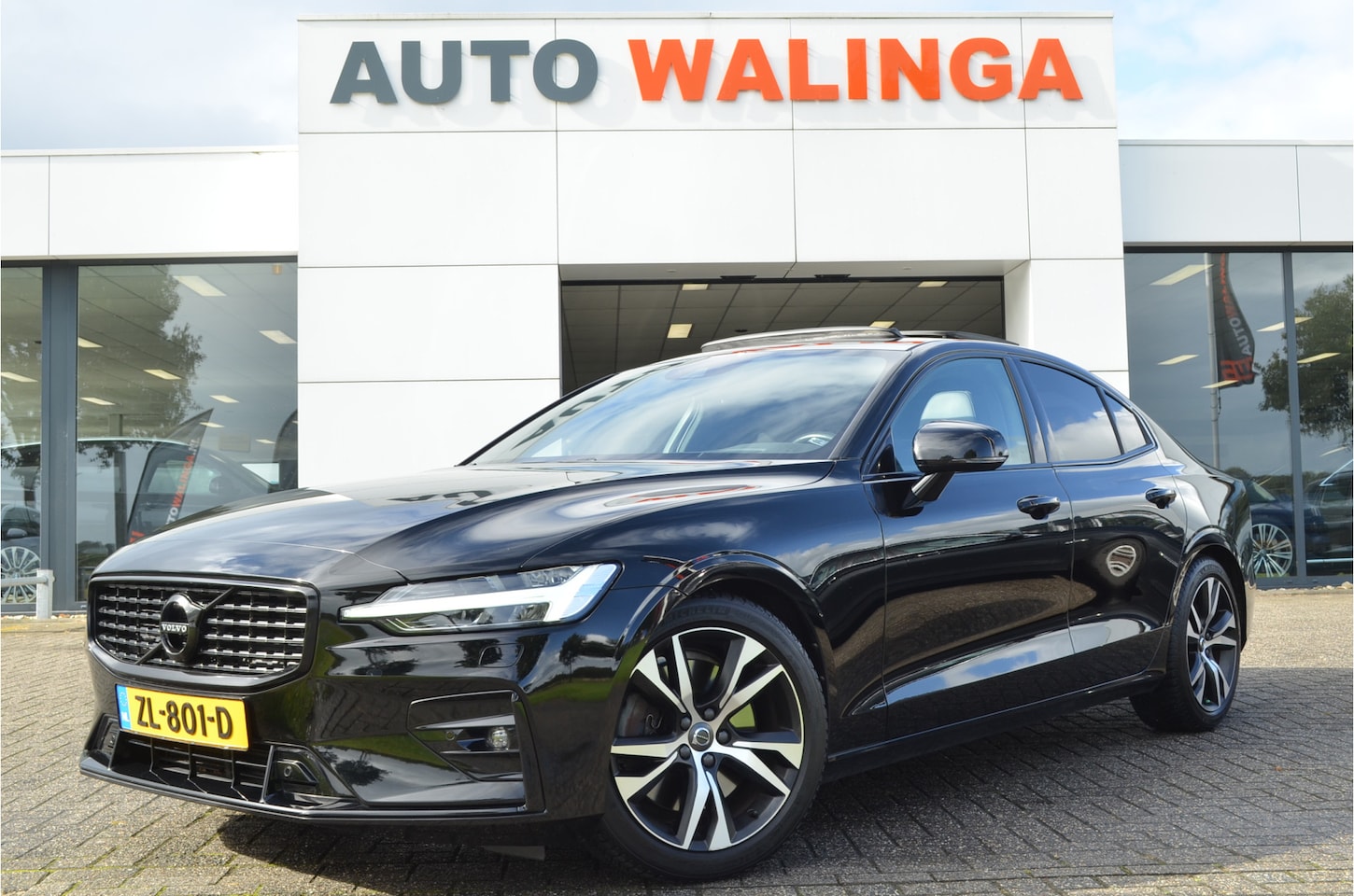 Volvo S60 - 2.0 T5 R-Design Pano | Harman Kardon | Elektr trekhaak | Stoelverwarming + achter + stuur - AutoWereld.nl
