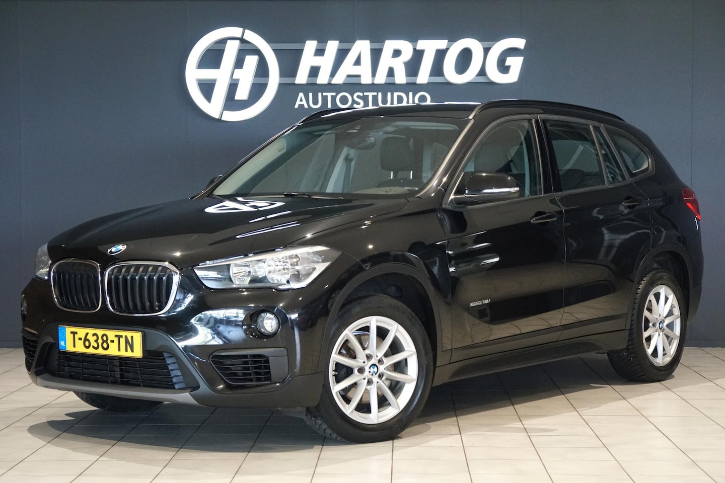 BMW X1 - sDrive18i High Executive + SENSOREN / STOELVERWARMING / NAVIGATIE - AutoWereld.nl