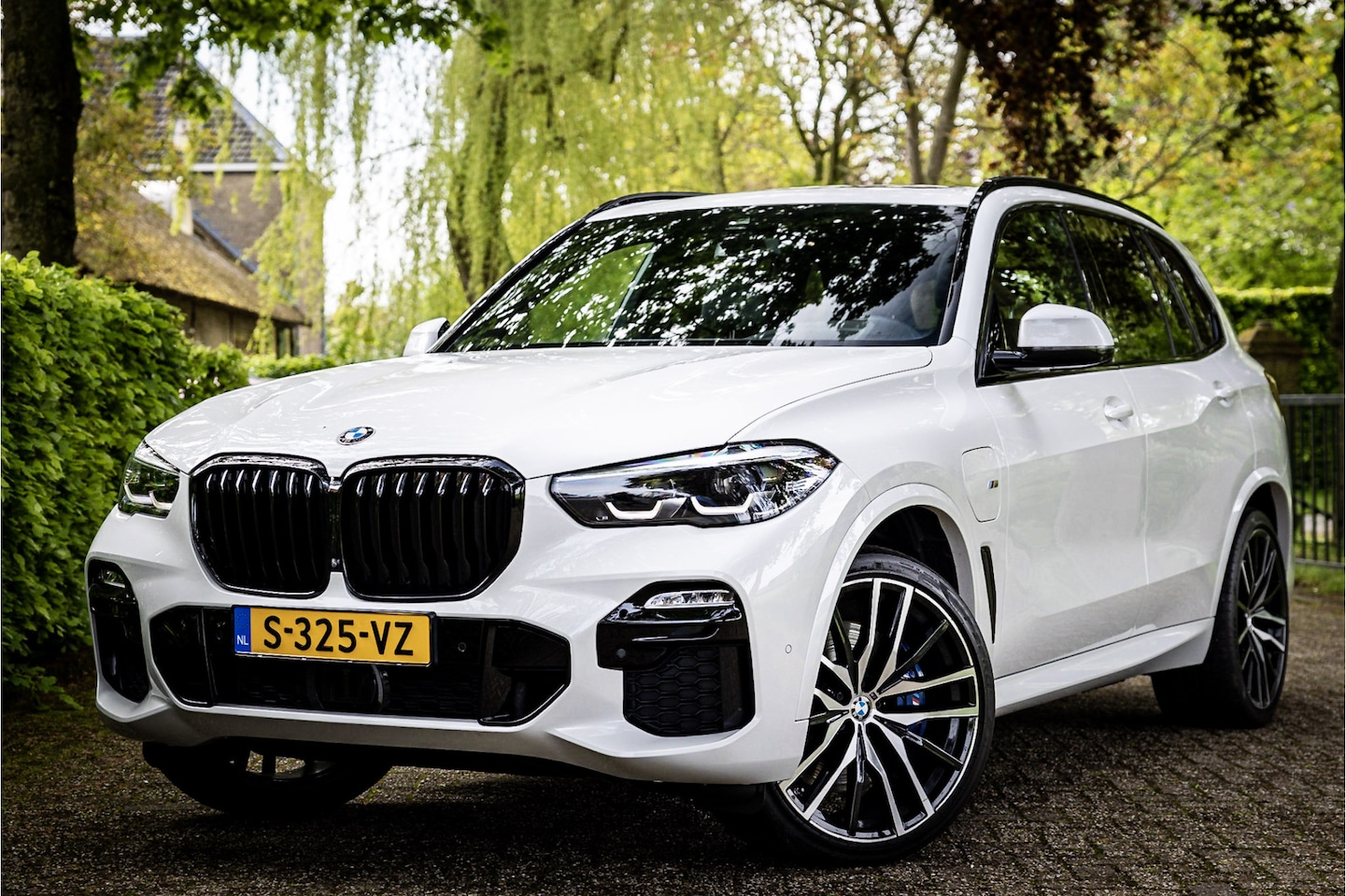 BMW X5 - xDrive45e M Sport Parelmoerwit Individual Panorama 360 Camera 22" Trekhaak - AutoWereld.nl
