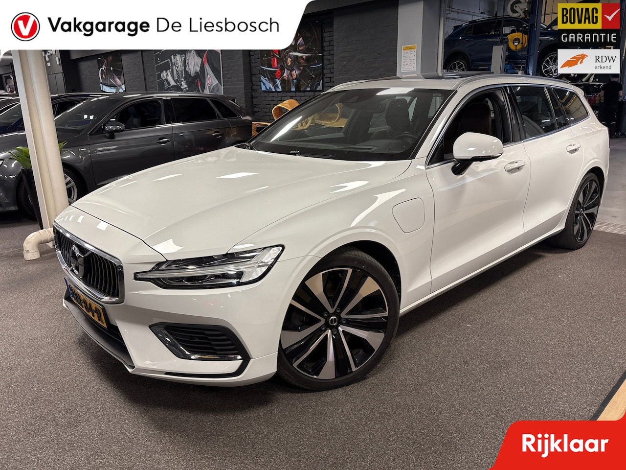 Volvo V60 - 2.0 T6 Recharge AWD R-Design / 360 camera / Panoramadak / Leder / head-up / Harman-Kardon - AutoWereld.nl