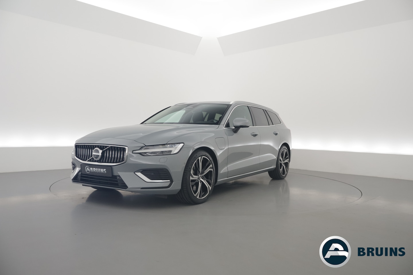 Volvo V60 - T6 Recharge Plus Bright | Trekhaak | 360 camera | 4x stoel- + stuurverw. | H&K | - AutoWereld.nl