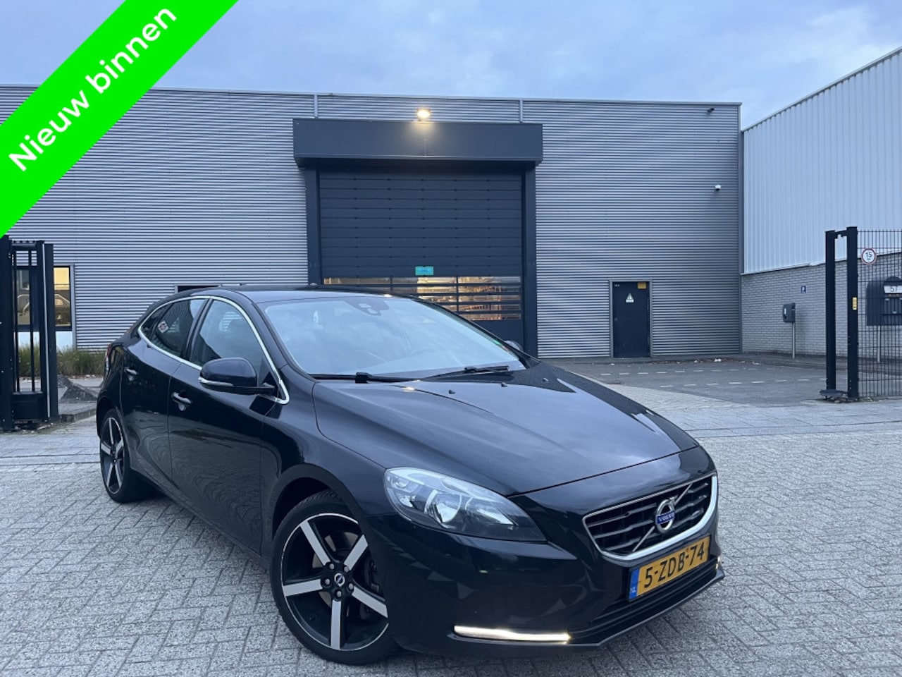Volvo V40 - 2.0 D4 Bluetooth Navi R- Design - AutoWereld.nl