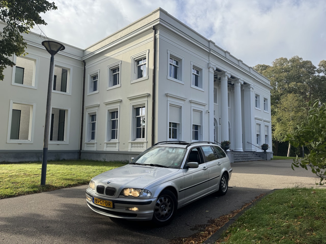 BMW 3-serie Touring - 320 i AUT CARPLAY, SCHUIFDAK, LEDER - AutoWereld.nl