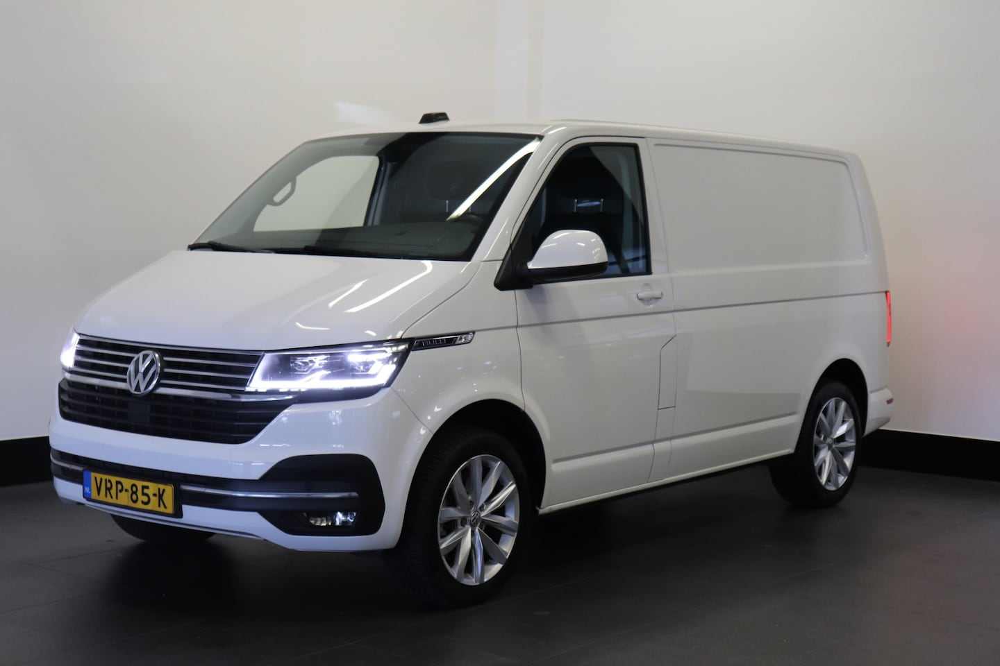 Volkswagen Transporter - 2.0 TDI Bulli 204PK Automaat EURO 6 - Airco - Navi - ACC - €25.900,- Excl. - AutoWereld.nl