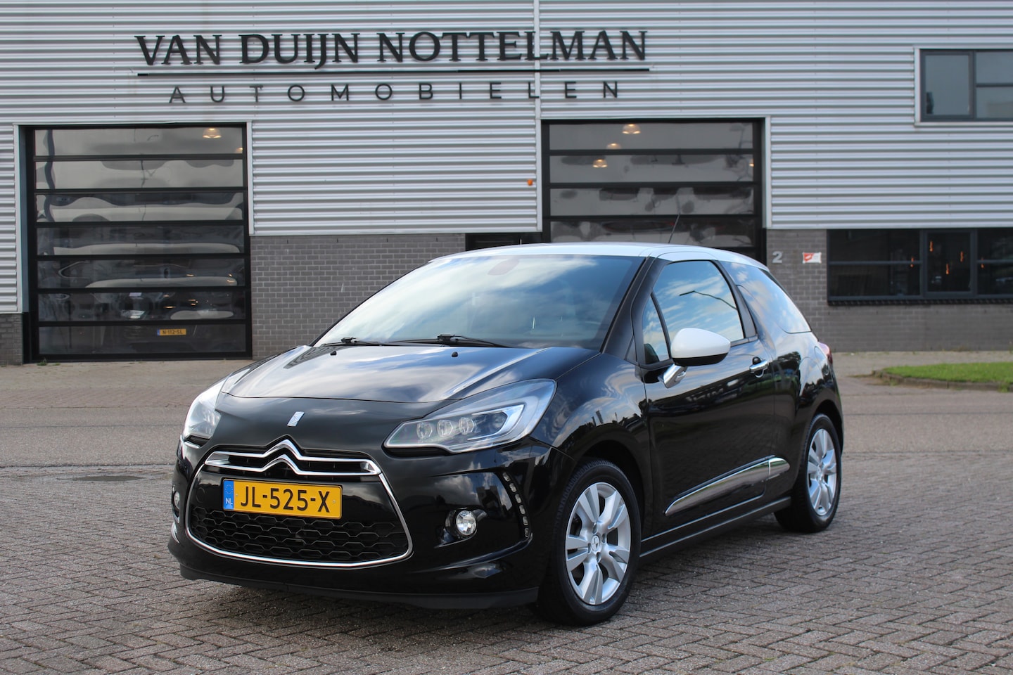 DS 3 - 1.2 PureTech So Chic / Navigatie / PDC / N.A.P. - AutoWereld.nl