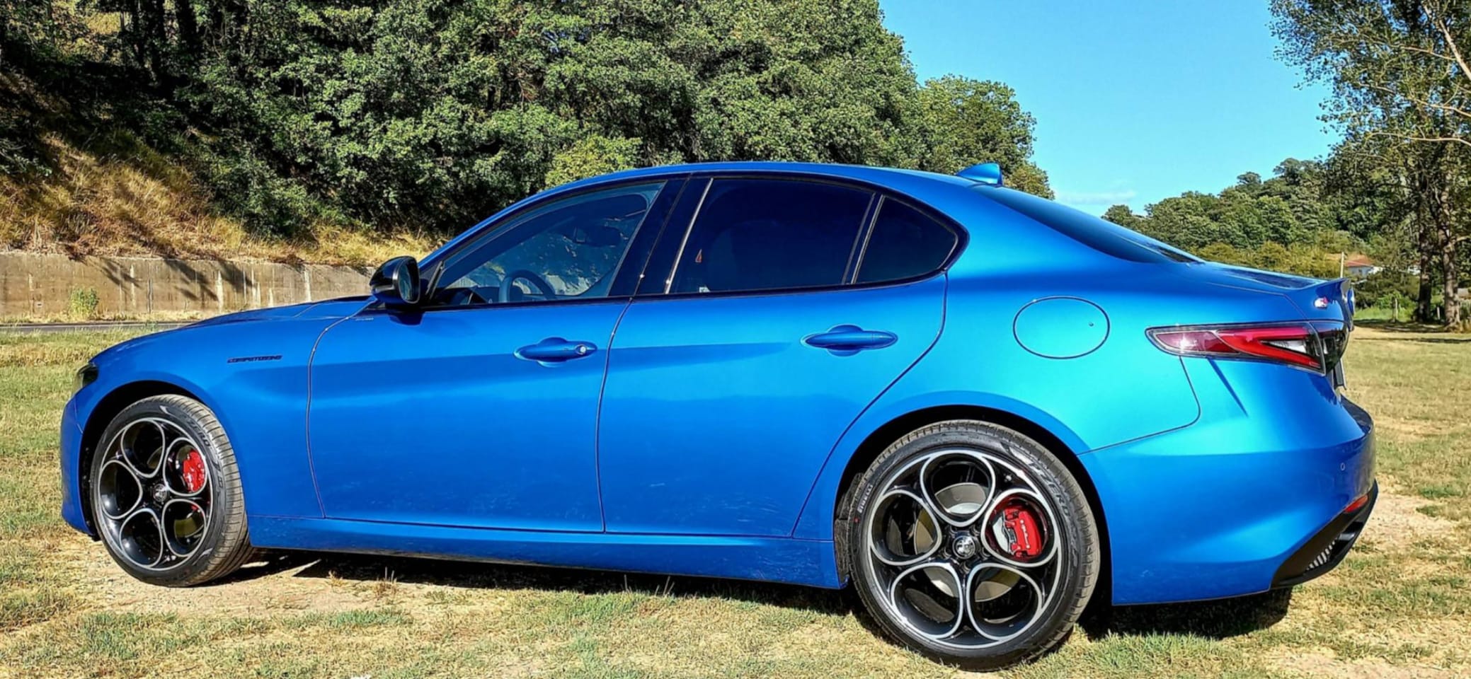 Alfa Romeo Giulia - 2.0 T AWD Veloce Blu Misano Harman Kardon Panorama Dak - AutoWereld.nl