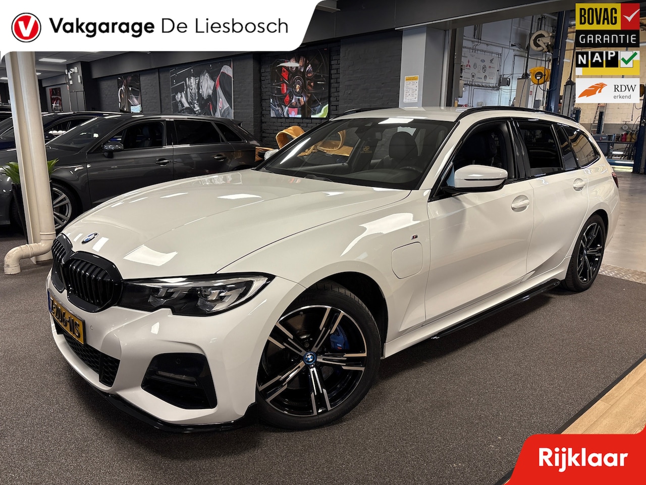 BMW 3-serie Touring - 330e High Executive / M-Pakket / M sport / shadow line / leder alcantara / navi - AutoWereld.nl
