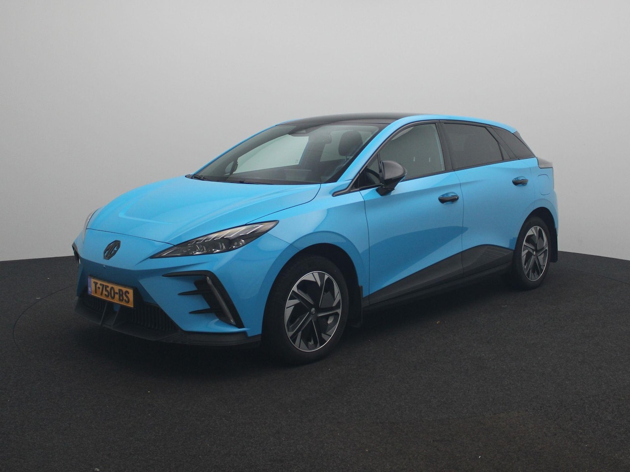 MG MG4 Electric - Luxury 64 kWh | Long range | Navi | 360 camera | LED | Apple Carplay | Black pack - AutoWereld.nl