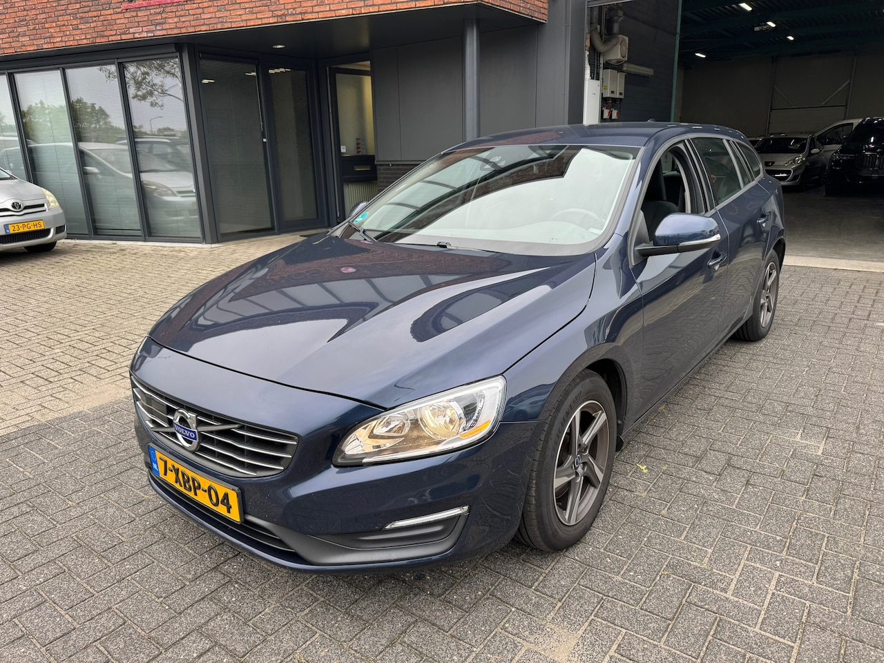 Volvo V60 - 2.0 D4 Momentum AUTOMAAT TREKHAAK ACC BLIS VOL ORIG NL NAP - AutoWereld.nl