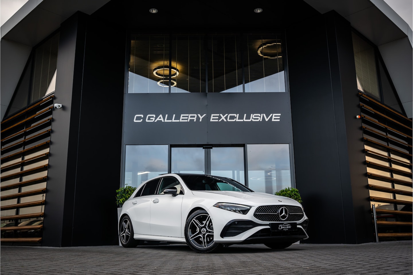 Mercedes-Benz A-klasse - A180 AMG Line FL - Panorama | ACC | Camera | Stoelverwarming - AutoWereld.nl