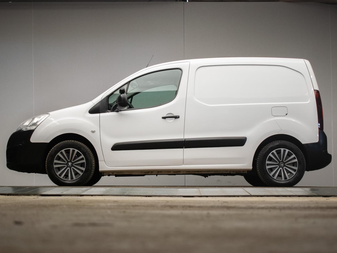 Peugeot Partner - 120 1.6 BlueHDi 100 L1 Première MARGE (NAVI,TREKHAAK,SCHUIFDEUR,NIEUWE APK,NETTESTAAT) - AutoWereld.nl