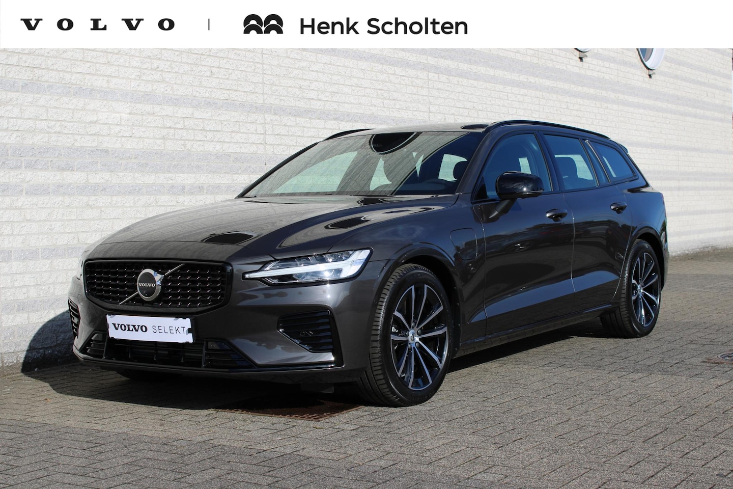 Volvo V60 - T6 Automaat Plug-in hybrid AWD Plus Dark | Trekhaak | Visual Park Assist | Open Grid | Voo - AutoWereld.nl