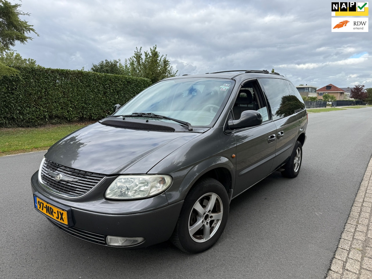 Chrysler Voyager - 2.4i SE Luxe NAP/AIRCO/APK 10-2026 - AutoWereld.nl