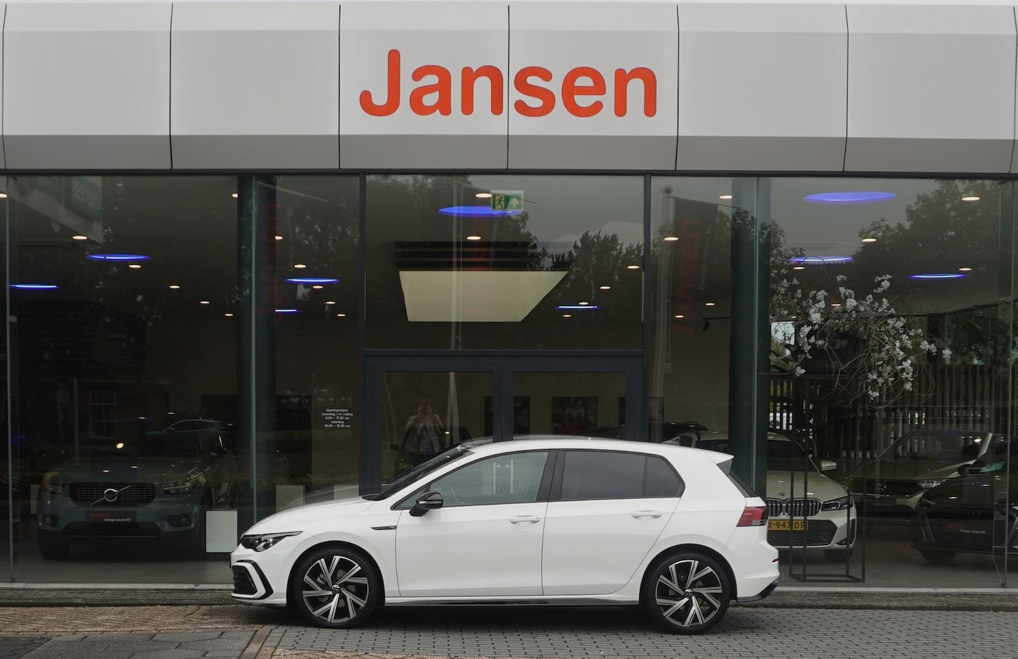 Volkswagen Golf - 1.5 eTSI Style | R-line | Black style | Carplay | Navi | Camera | 18" - AutoWereld.nl