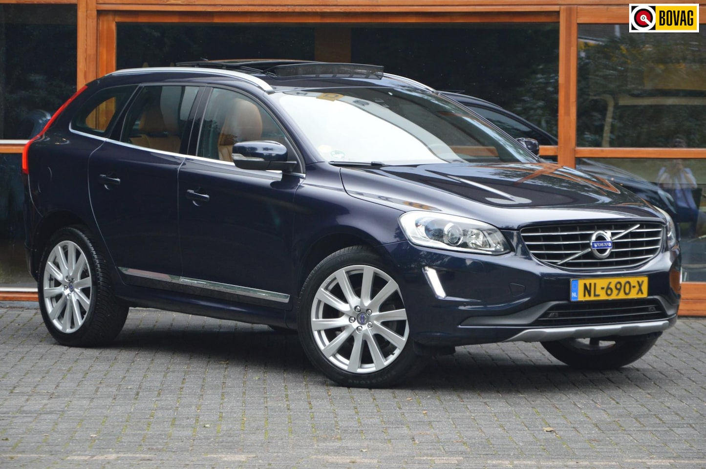 Volvo XC60 - D4 Inscription | Camera | Dealer onderhouden | Trekhaak 1800KG | Verwarmd Stuur + Stoel | - AutoWereld.nl