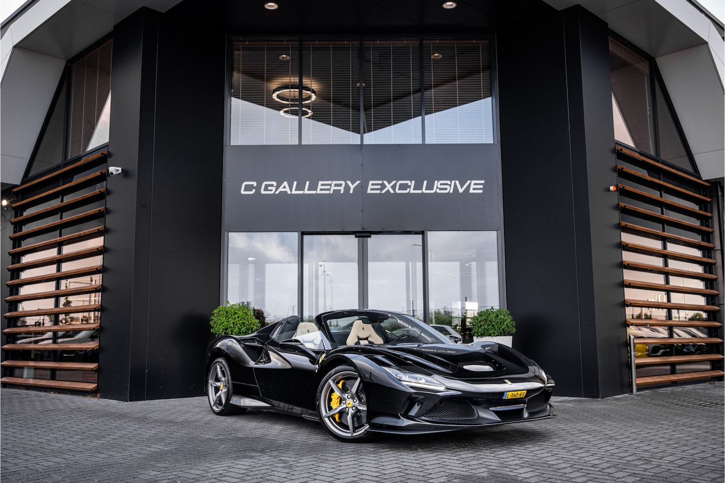 Ferrari F8 Spider - 3.9 V8 HELE - Origineel NL | Nero | Carbon Racing Seats | Lift | Camera - AutoWereld.nl