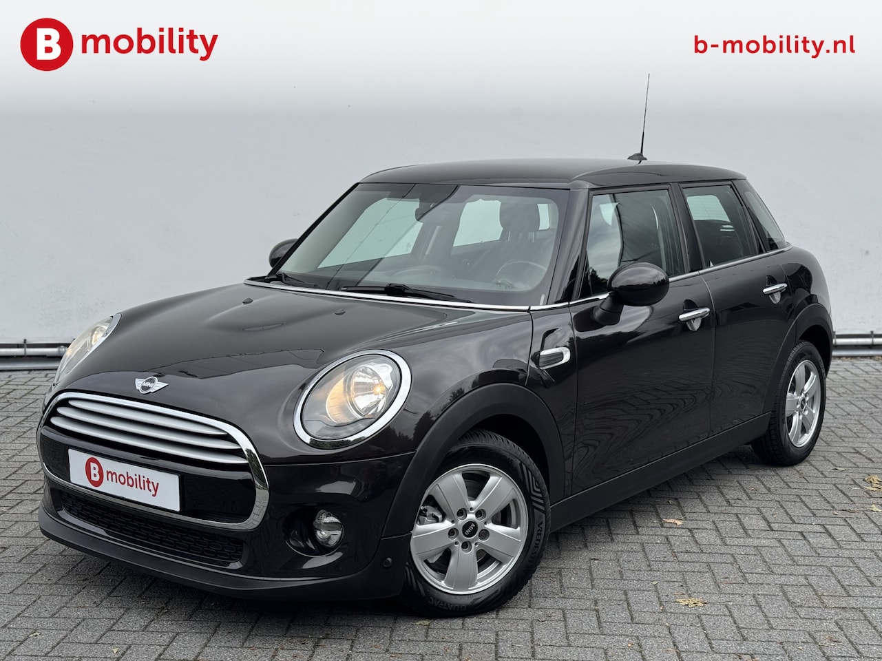 MINI Cooper - 1.5 Business 5-Drs. Cruise Control Navigatie | Airco | Bluetooth telefoon - AutoWereld.nl