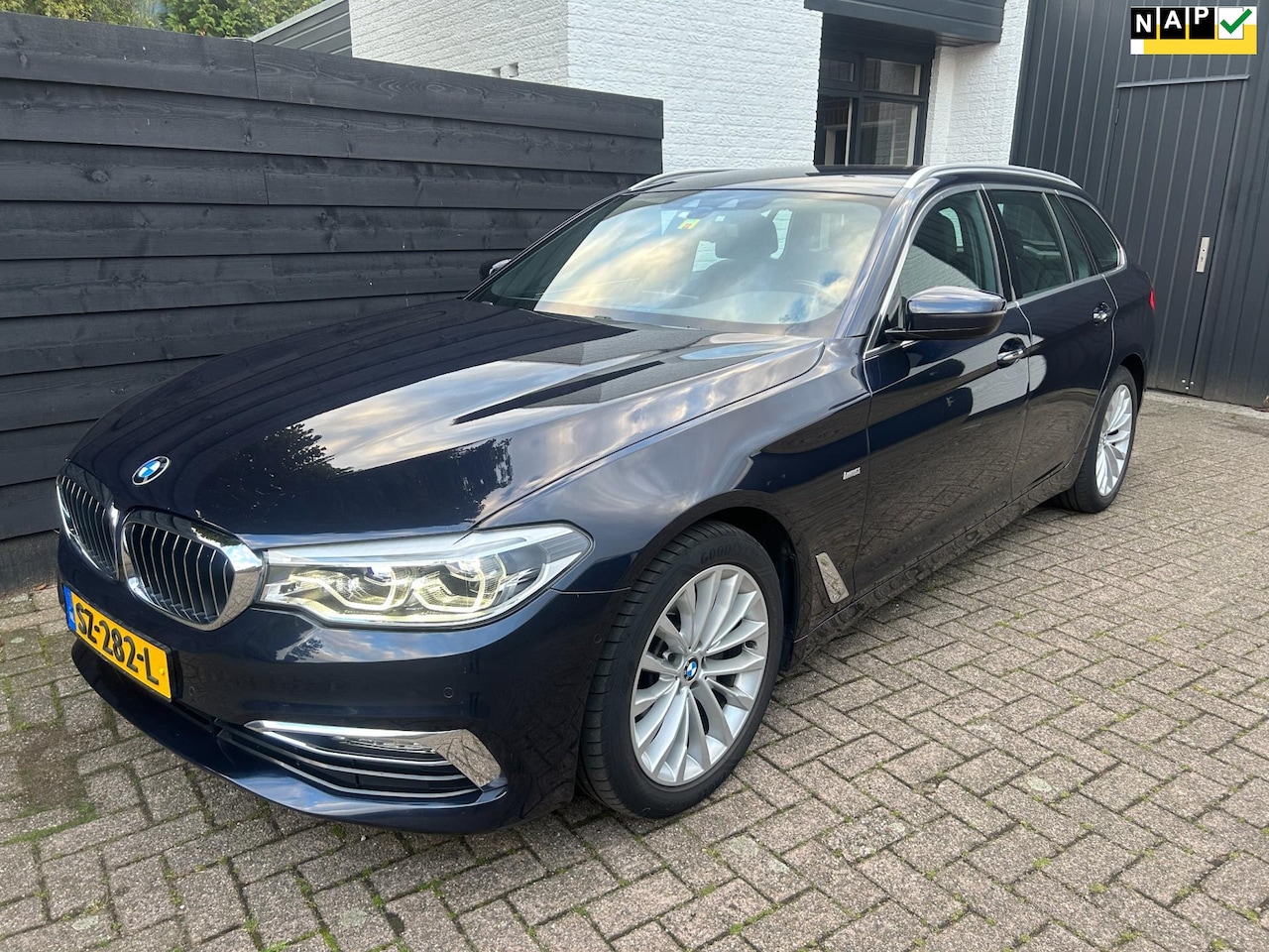 BMW 5-serie Touring - 520i Corporate Lease High Executive 520i Corporate Lease High Executive, Luxury, Leder - AutoWereld.nl