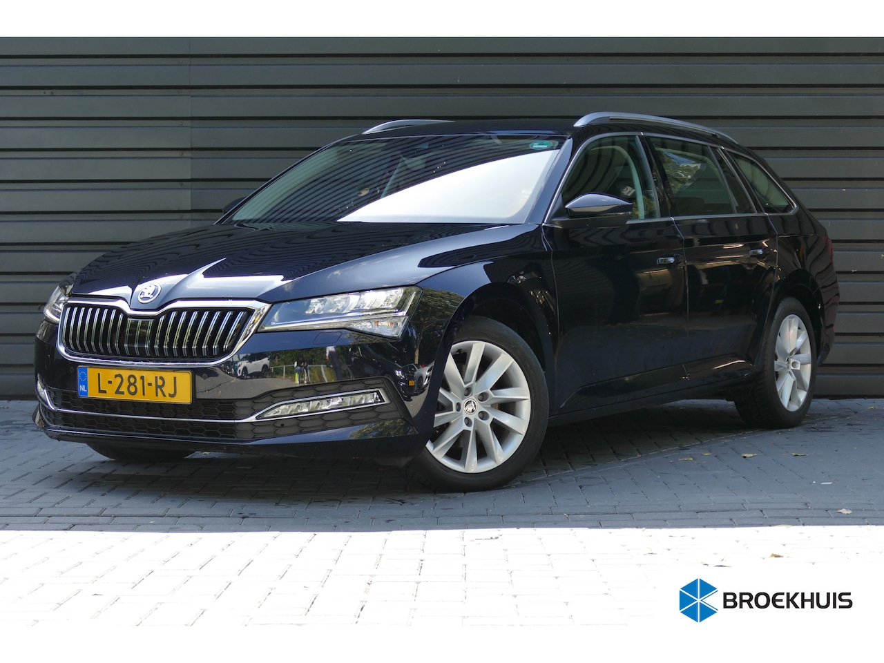Skoda Superb Combi - 1.5 TSI 150PK ACT BUSINESS EDITION PLUS AUTOMAAT / NAVI / LED / PDC / CLIMA / 17"LMV / CAM - AutoWereld.nl